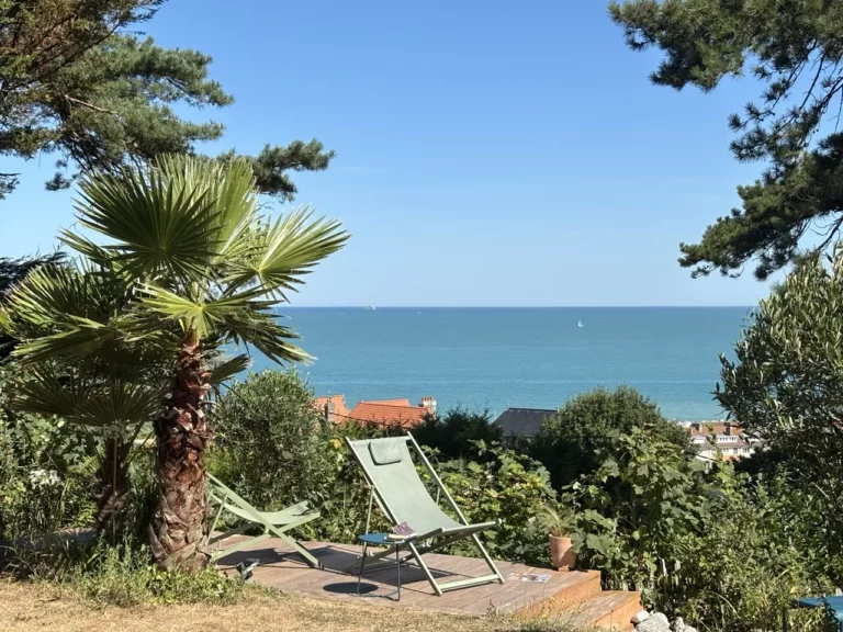 Chiliennes sur un deck face à la mer dans le jardin du Carré Vue Mer, Pourville-sur-Mer
